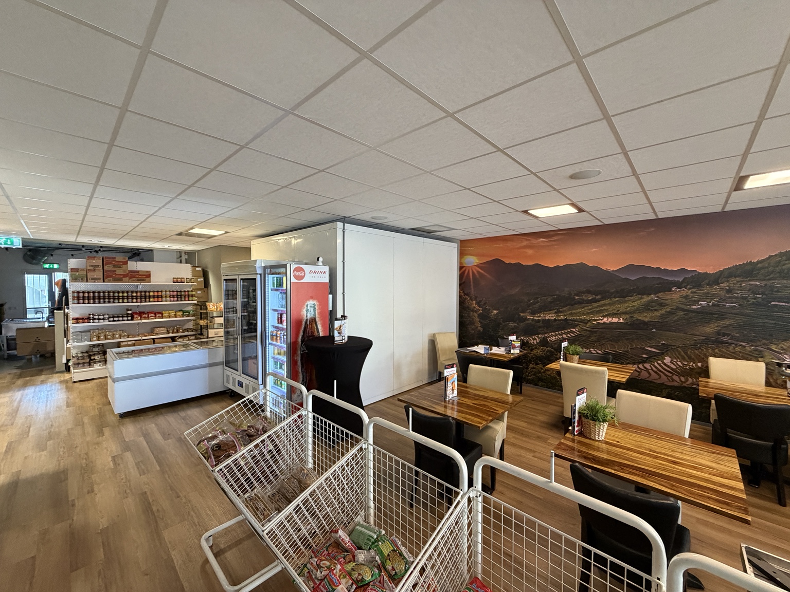 Ruime gecombineerde winkel- en zitruimte