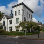 Voorzijde Koninginneweg 13 / Hoge Naarderweg 61